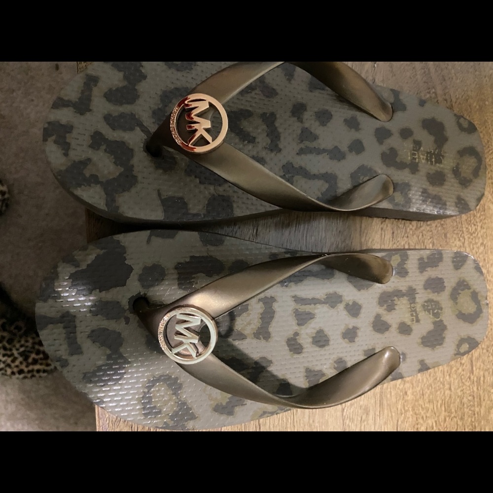 Michel Kors flip flop. Almost new.Pre owned.